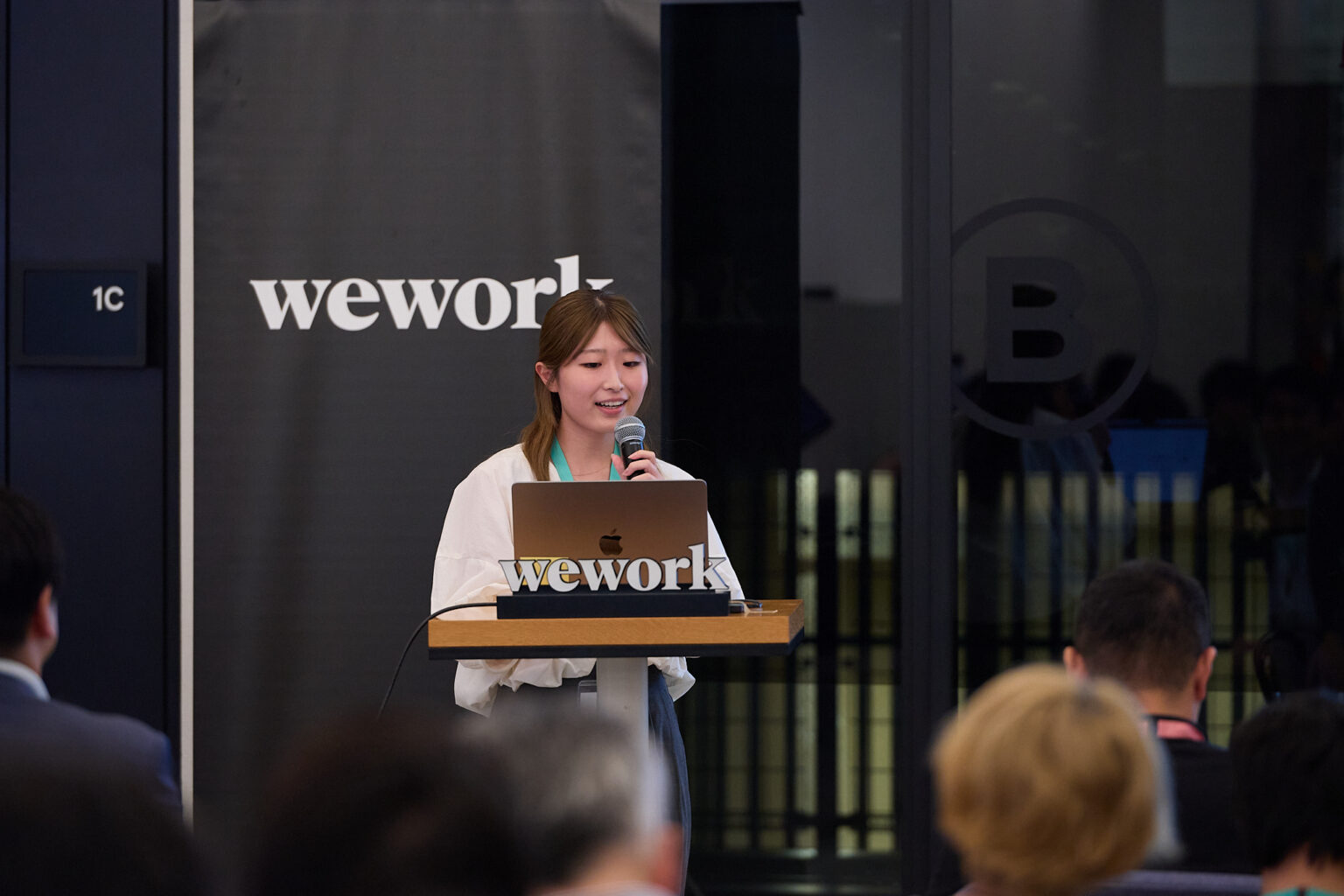 WeWork Iceberg 무대에서 발표하는 오자키 하루카